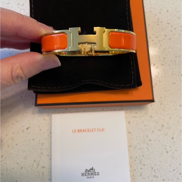 Hermes Clic H bracelet with orange enamel and yellow gold hardware - Picture 2 of 12